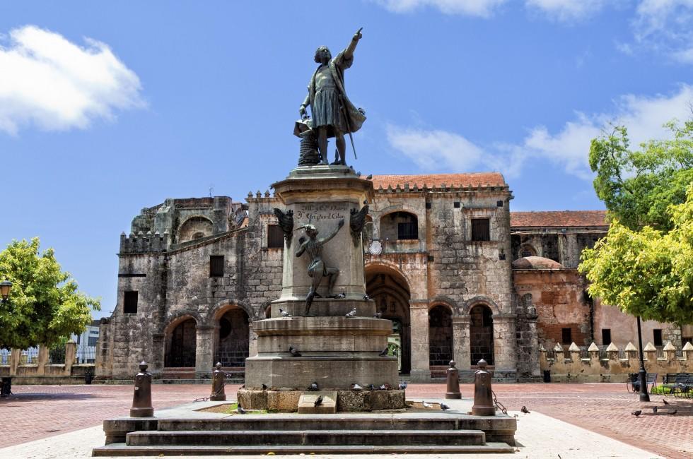 Columbus Statue and Cathedral, Parque Colon, Santo Domingo, Caribbean