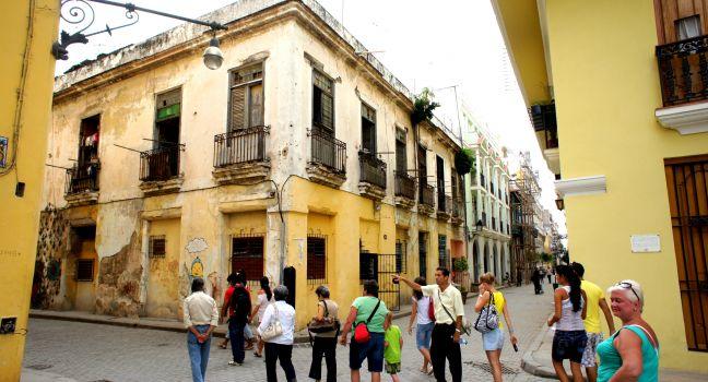 Tour group in the center of Havana. Architecture and ancient historical buildings. The buildings were built by the Spaniards in the 17-19 centuries. The structure of the colonial style and are protected by UNESCO. Cuba. Havana. The central part of the city